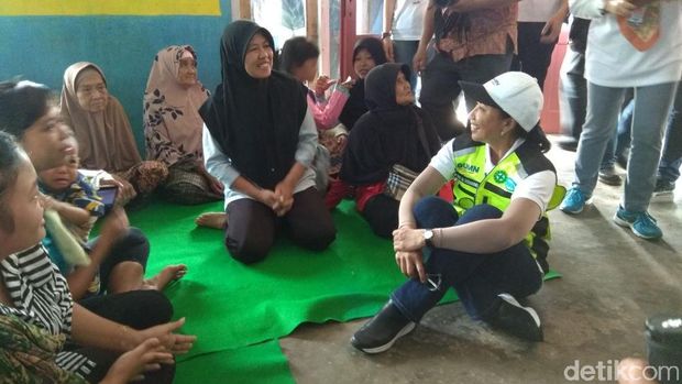Menteri BUMN Rini Soemarno di Desa Kanangasari. 
