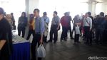 Deretan Gadis Cantik Berburu Kerja di Senayan