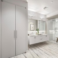 Penthouse baru pelantun lagu Pillow Talk ini ternyata tak terlalu jauh dari kondominium tempat Gigi Hadid tinggal. Hanya beberapa blok jauhnya. Ini penampakan kamar mandi penthouse yang serba putih. Foto: Dok. Stribling Marketing Associates