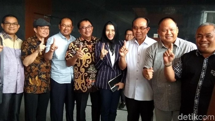 Pose Satu Jari Bupati Rita Saat Foto Bareng Cagub Kaltim Sofyan