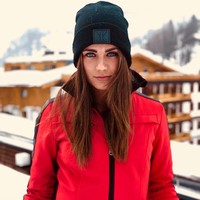 Dennis Bergkamp adalah salah satu pemain terbaik yang disebut-sebut Legenda Belanda. Ia memiliki seorang putri yang cantik dengan rambut pirang dan bermata biru yakni Estelle Bergkamp. Foto: Instagram