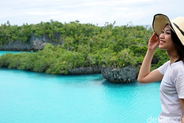 Salah satu daya tarik Kepulauan Kei memang laguna Pulau Bair ini. Ditambah kehadiran Kiki, laguna ini jadi makin cantik. (Wahyu/detikTravel) Salah satu daya tarik Kepulauan Kei memang laguna Pulau Bair ini. Ditambah kehadiran Kiki, laguna ini jadi makin cantik. (Wahyu/detikTravel)