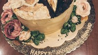 Ini dia kue ulang tahun pernikahan Ferry Salim dan Merry Prakasa di tahun 2016 lalu. Ternyata usia pernikahan mereka sudah 21 tahun kala itu. Kue bertuliskan Happy 21th Anniversary Mom and Dad  ini diunggah oleh Brandon. Foto: Instagram @brandonsalim