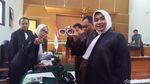 Foto: Pameran Kacamata Anniesa Hasibuan di Sidang First Travel