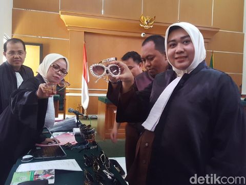Kacamata Anniesa ditunjukkan dalam persidangan