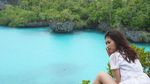 Foto: Pramugari Cantik dan Indahnya Pulau Bair