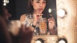 Siap Menikah, Ini Gaya Manis Chef Aiko Ketika Masak dan Ngopi