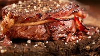 Beef bacon renyah tak pernah gagal menggoda Scorpio yang suka hal-hal yang intens. Foto: Istock