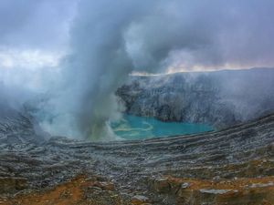 Sekali Seumur Hidup, Kamu Harus Naik Ijen!
