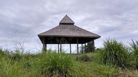 Gedung dibiarkan rusak. Bila malam, gedung rusak itu buat nonkrong muda-mudi.