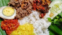 Sajian ini dari Sego Rames Darjo ini isiannya ada daging suwir, paru balado, telur bacem, serundeng hingga sambal terasi yang nikmat. Foto: Instagram @segoramesdarjo