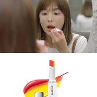 Sebagai brand ambassador Laneige kala itu, Song Hye Kyo memang selalu terlihat mengandalkan lipstik keluaran brand Korea tersebut. Dalam drama Descendants of the Sun, ia menggunakan Laneige Two Tone Lip Bar #11 yang menghasilkan tampilan ombre. Foto: Istimewa