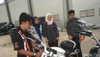Teknisi Harley Davidson dipanggil KPK, tetapi bukan untuk urusan proses hukum. Para teknisi itu diminta mengajari petugas Rupbasan merawat moge sitaan KPK (Foto: Arief Ikhsanudin/detikcom)