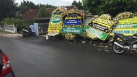 Foto: Karangan bunga memenuhi rumah dinas Pilot Hanafie di kompleks Halim Perdanakusuma, Jakarta Timur, Rabu (21/3/2018). Karangan bunga itu dikirim dari berbagai kalangan mulai dari Panglima TNI, KSAU, hingga Wakasau. Fotografer: Ibnu Hariyanto/detikcom
