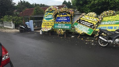 Foto: Karangan Bunga dan Potret Kenangan Pilot Tewas di Cilacap