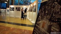 Foto yang dipamerkan itu merupakan 60 karya para jawara dan nominasi yang diseleksi lebih dari 500 karya yang masuk. Dewan juri pun dipilih dari kalangan praktisi dan dosen fotografi IKJ yang tentunya berpengalaman dalam bidangnya.