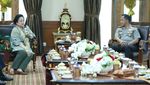 Foto: Kapolri Sambut Megawati dengan Karpet Merah