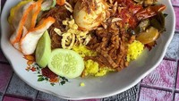 Terlihat sangat penuh. Nasi kuning dipadu dengan aneka lauk nikmat sangat pas dinikmati dengan kerupuk bawang. @tjaptoekangmasak membeli nasi kuning Ibu Entin yang ada di jalan Pasteur. Foto: Instagram @tjaptoekangmasak