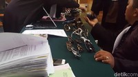 Selain kacamata, ada jam, ikat pinggang dan tas yang ditunjukkan di ruang sidang.