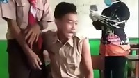 Seorang siswa yang tidak diketahui asal sekolahnya ini terlihat takut untuk disuntik saat imunisasi. Foto: Instagram