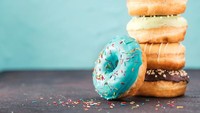 Aquarius yang misterius senang jika melihat seporsi donat bertabur sprinkle di meja makan saat sarapan. Foto: Istock