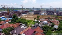 Proyek Meikarta menjadi salah satu proyek Lippo Group yang menjadi menyita perhatian publik. Lantaran, nilai investasinya mencapai Rp 278 triliun. Namun, di balik kemegahan proyek tersebut ada sebuah fakta yang mencengangkan. Di mana, ada pemukiman warga yang berada di tengah-tengah proyek tersebut.