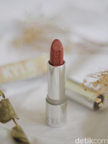 Review Lipstick Kylie Jenner Silver Series, Bagaimana Kualitasnya?