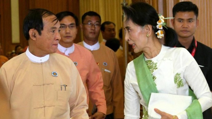 U Win Myint, left, speaks with Daw Aung San Suu Kyi ahead of a parliamentary session in March 2016. (AFP)