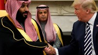 MBS dan Trump akhirnya berjabat tangan di depan sorotan kamera wartawan. Foto: REUTERS/Jonathan Ernst