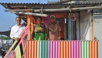 Pengerjaan ini dilakukan sendiri oleh warga. Setelah mendapat izin dari kelurahan, Casdin mengajukan proposal ke warga Pantai Indah Kapuk (PIK). Sebanyak 24 cat yang berukuran 25 kg didapatkannya dari warga PIK. Kegiatan pengecatan dimulai sejak Selasa (13/3) lalu.