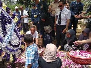 Tangis Pilu Ibunda dan Istri Iringi Pemakaman Pilot Hanafie