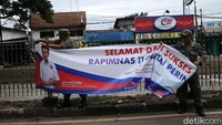 Satpol PP juga menurunkan spanduk Perindo.
