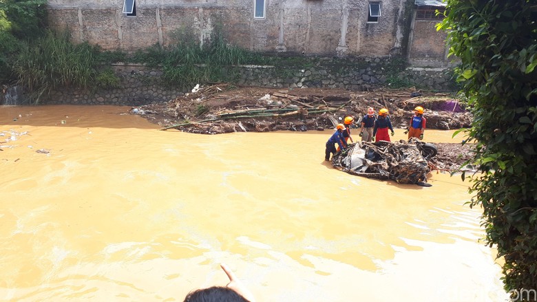 Penampakan Bangkai Mobil Hanyut Terseret Banjir Bandang Bandung Penampakan Bangkai Mobil Hanyut Terseret Banjir Bandang Bandung