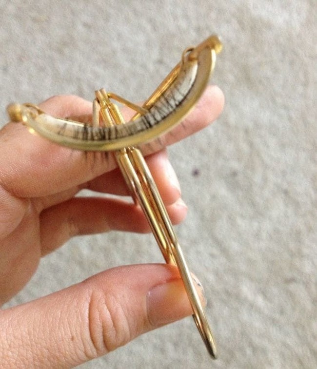 Ekstra hati-hati saat ingin melentikkan bulu mata. Bukannya lentik maksimal, wanita ini malah harus mengalami bencana bulu mata tercabut semua. Foto: Imgur