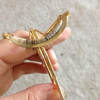 Ekstra hati-hati saat ingin melentikkan bulu mata. Bukannya lentik maksimal, wanita ini malah harus mengalami bencana bulu mata tercabut semua. Foto: Imgur