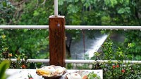 Benar-benar kece fotonya. Dari kafe ini bisa juga loh makan enak sambil mendengar gemericik air ditemani minuman hangat. Foto: Instagram @jogjafoodhunter
