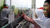 Warga yang tinggal di sekitar area BBPBAT mengaku betah untuk berlama-lama di area Masjid At Taqwa. Selain membawa sejuk, keberadaan akuarium juga menambah kesan alami di lingkungan tersebut (Syahdan/detikTravel)