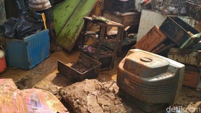 Penampakan Tumpukan Sampah Sisa Banjir Bandang Cicaheum