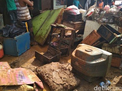Penampakan Tumpukan Sampah Sisa Banjir Bandang Cicaheum