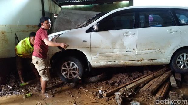 Belasan Mobil Bertumpuk karena Banjir Bandang Mulai Dievakuasi