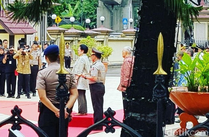 Megawati dkk Disambut dengan Karpet Merah di Mabes Polri