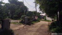 Sekilas melintas di proyek Meikarta pemukiman itu hampir tak terlihat. Lantaran, jalan akses pemukiman itu terlihat samar karena adanya pembatas pengaman di sepanjang proyek.