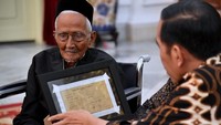 Saat berbincang dengan Jokowi, Nyak Sandang menggunakan bahasa Aceh. (Foto: Laily Rachev-Biro Pers Serpres)