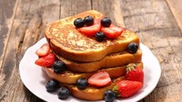 Sensitif jadi sifat mutlak Cancer. Mereka paling pas sarapan dengan menu french toast yang lembut manis dengan taburan buah segar. Foto: Istock