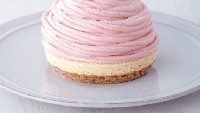 Patisserie Kihachi ikut merayakan musim sakura dengan Mont Blanc Sakura. Mousse susu rasa pasta kacang merah dihiasi buttercream aroma sakura. Bentuknya seperti gunung dengan topping whipped cream kelopak sakura dan manisan sakura. Foto: Tokyo Weekender