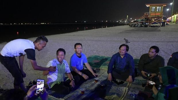 Saat Ketum Ppp Menikmati Malam Di Pantai Ancol