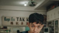 Duh, makan bakmie di mangkuk gambar ayam jago aja gayanya keren banget, ya. Tapi sayang, keterangan fotonya jomles alias jomblo ngenes. 1. mie apa yang romantis? mie-likin kamu.. 2. mie apa yang jomblo? mie (emotikon tertawa yang maksa),  tulis Brandon. Foto: Instagram @brandonsalim