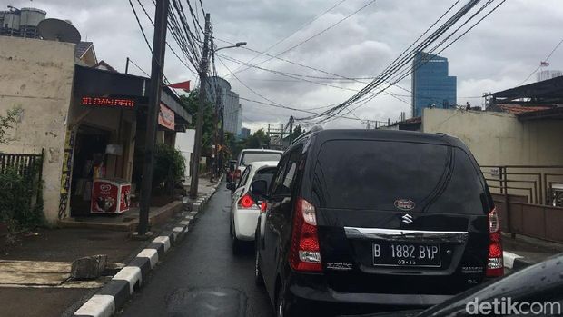 Kemacetan di jalur alternatif arah Gatot Subroto