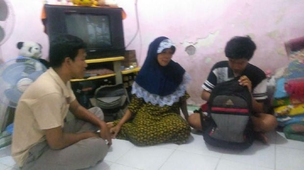 Dhimas bersama ibu dan adiknya