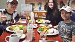Ini Gaya si Ganteng Brandon Salim Makan Sushi hingga Es Krim